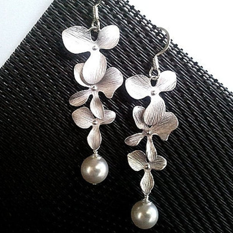 Women's Fashion Silver Petals Necklace And Earrings Suite
