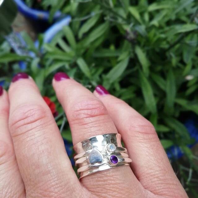 Soul Heart-dependent Diamond-embedded Rotatable Love Heart-shaped Ring